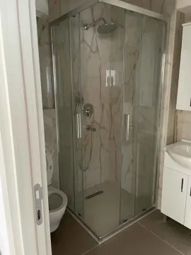 Moderno kupatilo sa staklenom tuš kabinom. - image 11
