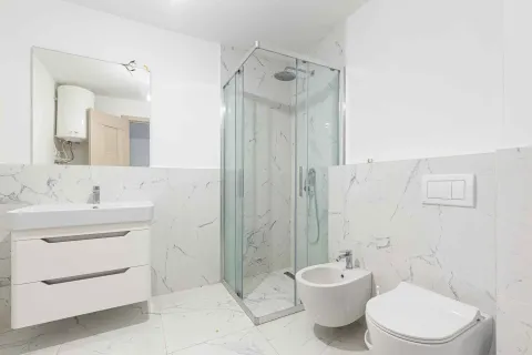 Moderno opremljeno kupatilo sa tuš kabinom, umivaonikom i sanitarijama. - image 3