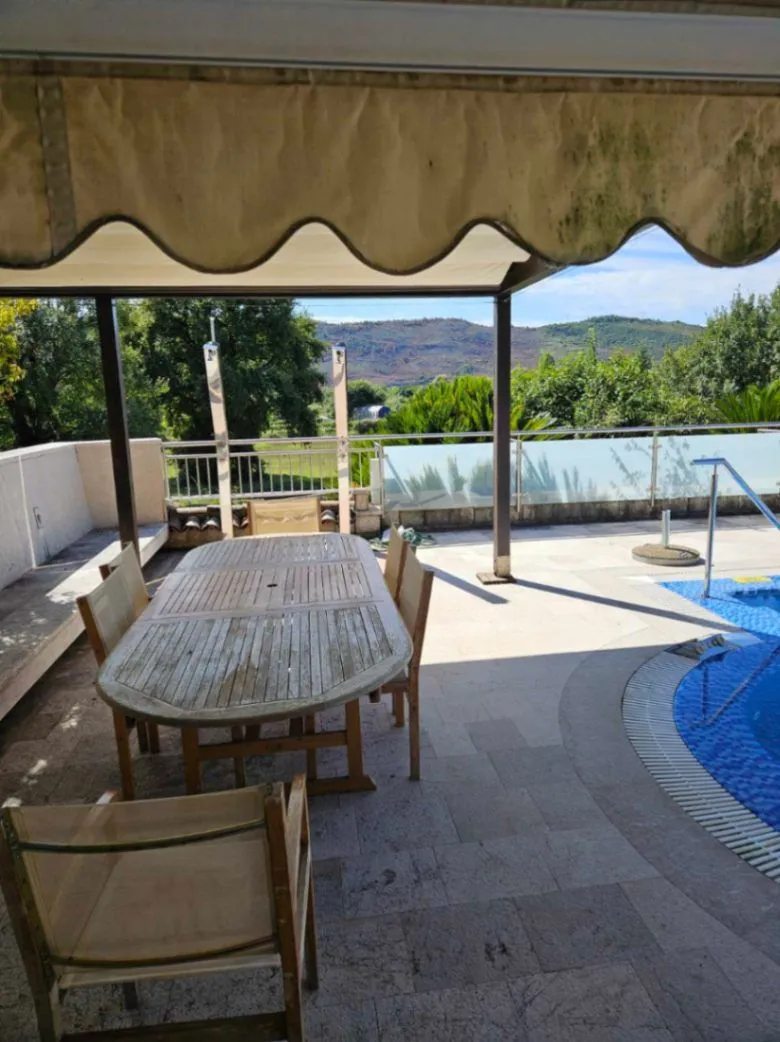 Izdavanje, kuća, 380m², Mareza, Podgorica