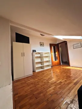 Dnevna soba sa parketom i belim nameštajem. - image 9