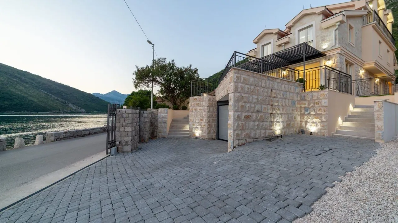 Izdavanje, kuća, 315m², Tivat, Crna Gora