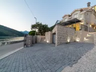 Izdavanje, kuća, 315m², Tivat, Crna Gora - image 1