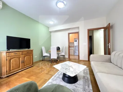 Dnevna soba sa garniturom, trpezarijskim stolom i TV komodom. - image 3
