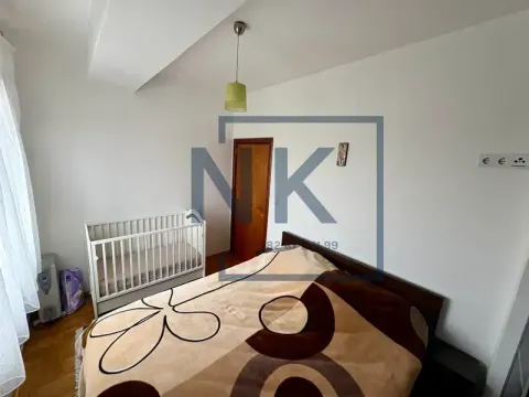 Spavaća soba sa bračnim krevetom i krevetcem za bebe. - image 12