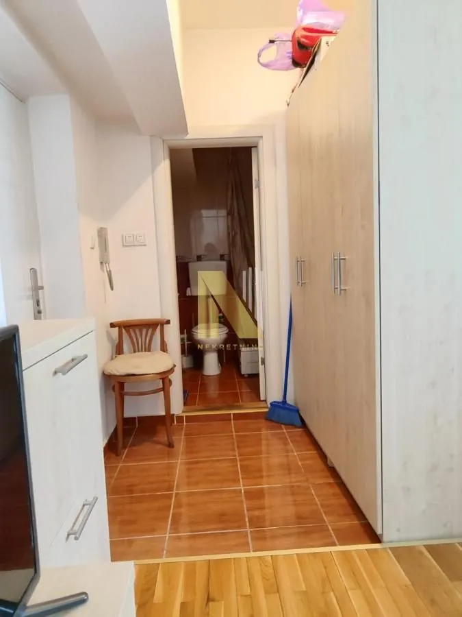 Izdavanje, garsonjera, 25m², Salajka, Novi Sad Sve Podlokacije