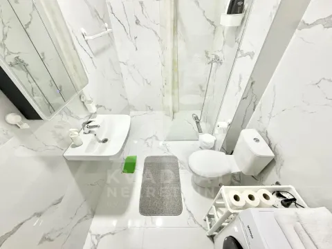 Moderne kupatilo sa tuš kabinom, umivaonikom i wc šoljom. - image 6