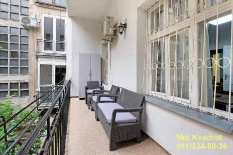 Dugački balkon sa garniturom za sedenje i pogledom na unutrašnje dvorište. - image 19