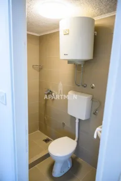 Pogled na manje kupatilo sa tuš kabinom, WC šoljom i bojlerom. - image 14