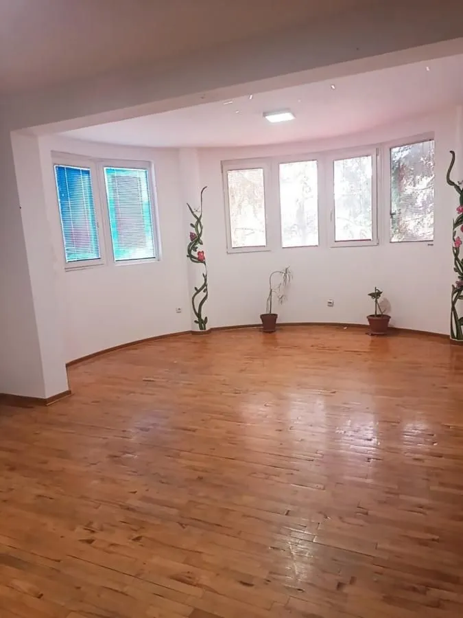 Izdavanje, kuća, 180m², Čukarica, Beograd
