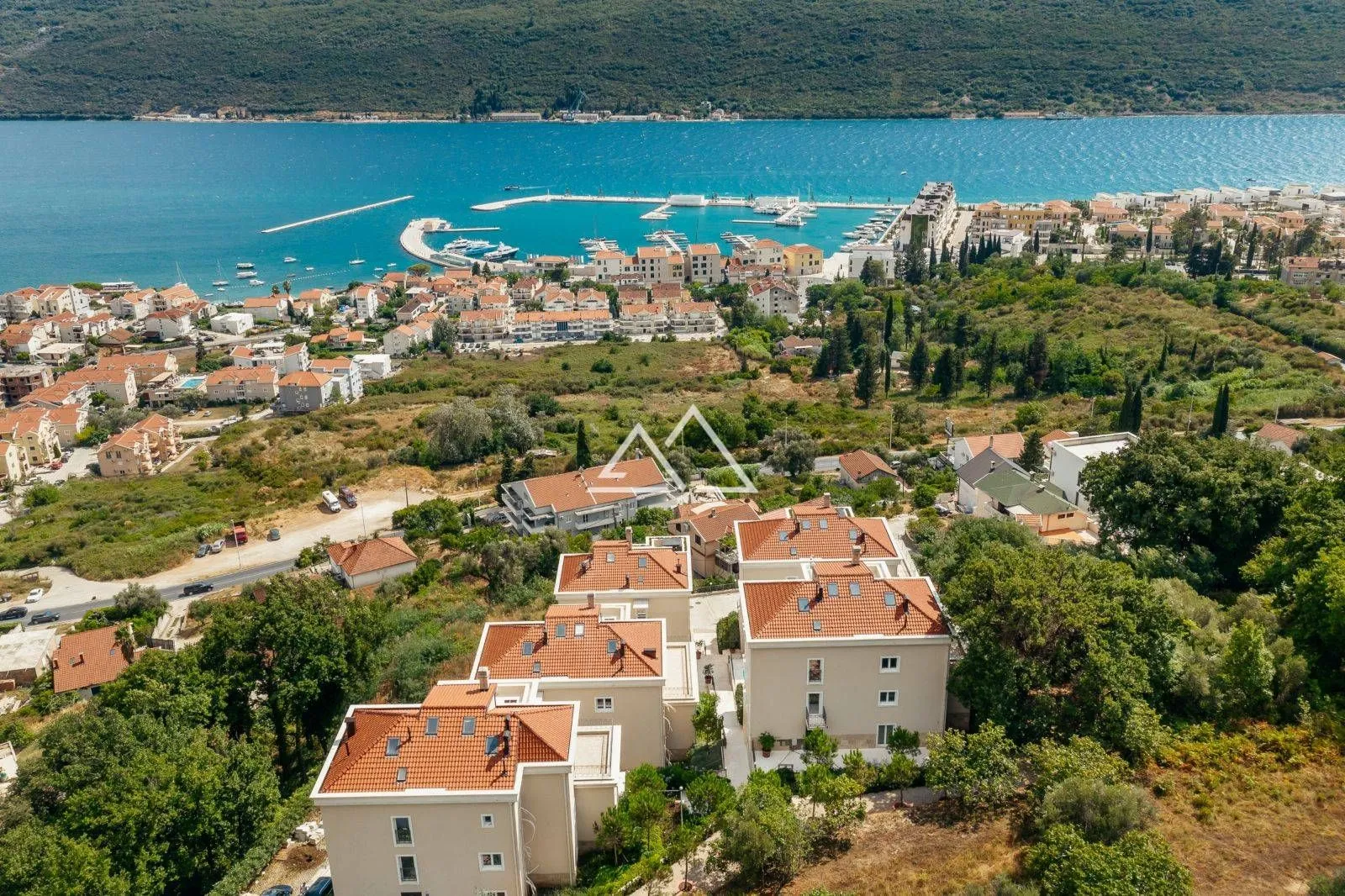 Pogled iz vazduha na stambeni kompleks sa pogledom na more.