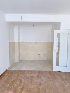 Nekoršćena kuhinja u novogradnji sa pločicama i parketom. - image 6