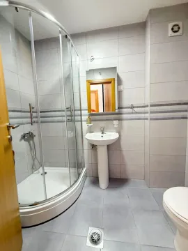Svijetlo kupatilo sa tuš kabinom, umivaonikom i toaletom. - image 6