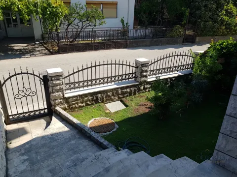 Pogled na dvorište i ulaznu kapiju kuće sa ogradom. - image 11