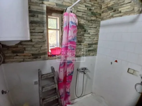 Manje kupatilo sa tuš kabinom i prozorom. - image 9