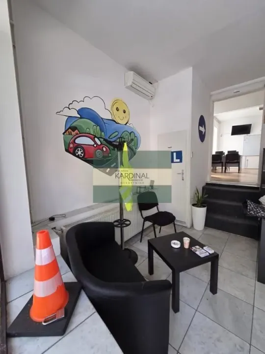 Rent, office space, 49m², Vašarište, Kragujevac