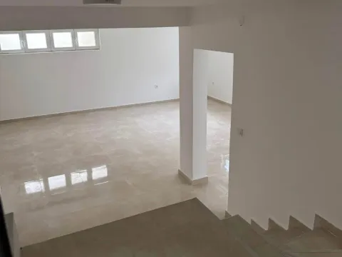 Rent, house, 500m², Stari Aerodrom, Podgorica - image 6