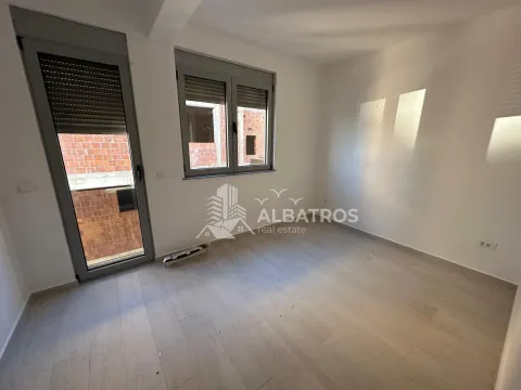 Prazna neopremljena soba sa svijetlim zidovima i laminatom. - image 8