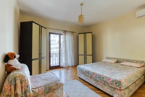 Namještena spavaća soba sa bračnim krevetom, plakarima i izlazom na balkon. - image 38