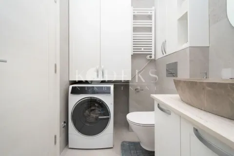 Savremeno opremljeno kupatilo sa veš mašinom, umivaonikom i ugradnim elementima. - image 8