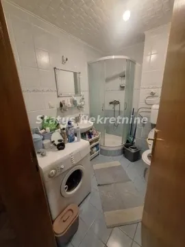 Kupatilo opremljeno tuš kabinom, umivaonikom, veš mašinom i toaletom. - image 9