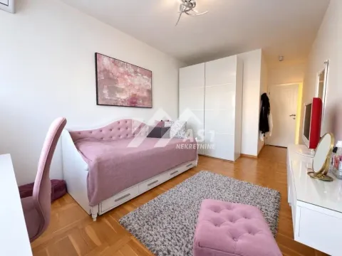 Nameštena spavaća soba sa krevetom, garderoberom i radnim stolom. - image 6