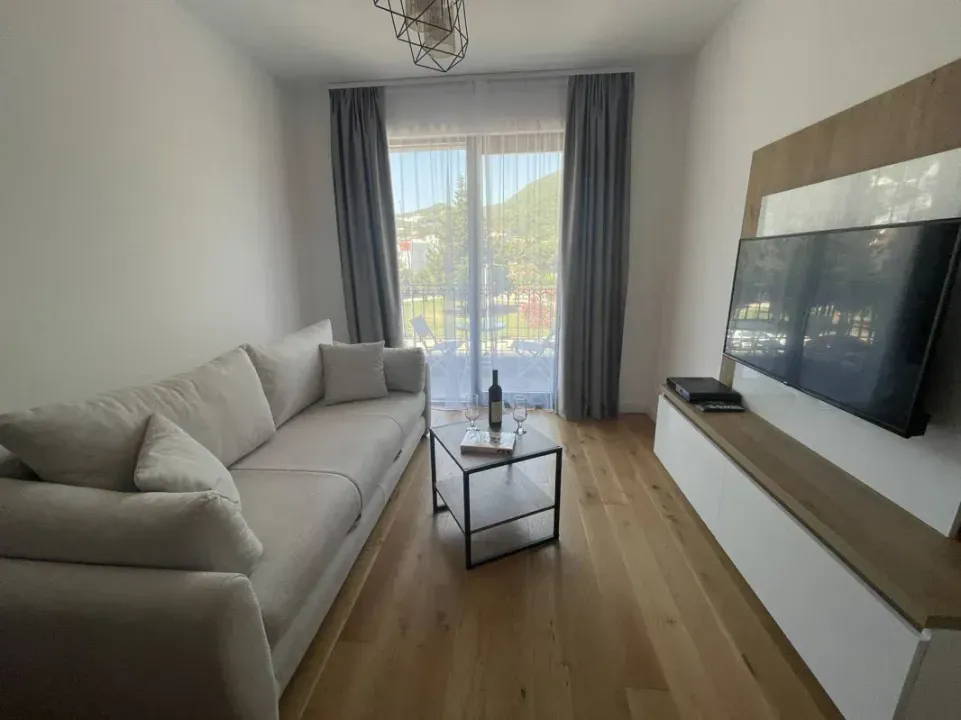 Izdavanje, jednosoban stan, 42m², Centar, Budva