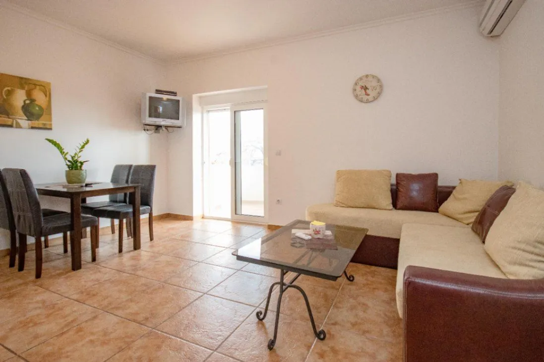 Daily-rent, one bedroom apartment, 56m², Buljarica, Budva