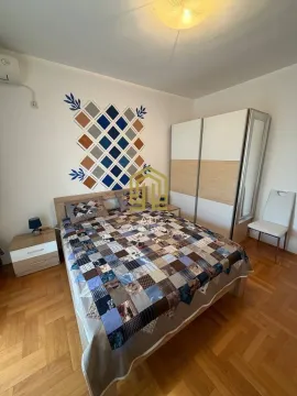 Spavaća soba sa bračnim krevetom, garderoberom i zidnom dekoracijom. - image 8