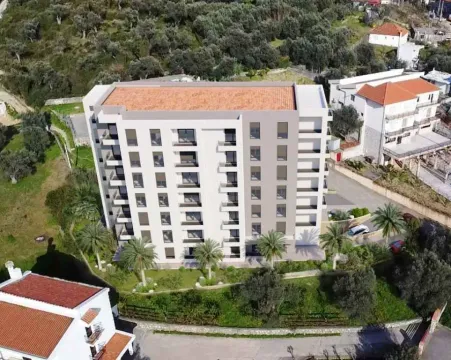 Pogled iz vazduha na stambenu zgradu sa uređenom okolinom i zelenilom. - image 2