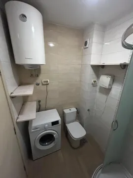 Kupatilo sa wc šoljom, tuš kabinom, mašinom za veš i bojlerom. - image 9