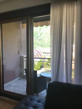 Pogled sa terase na planine i naselje kroz balkonska vrata. - image 8
