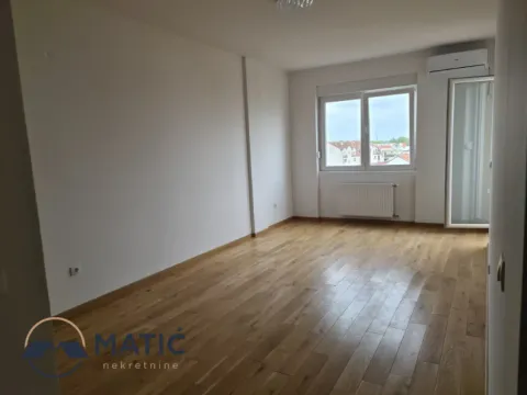 Izdavanje, trosoban stan, 67m², Centar, Novi Sad