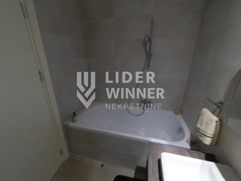Izdavanje, trosoban stan, 82m², Savski Venac, Beograd