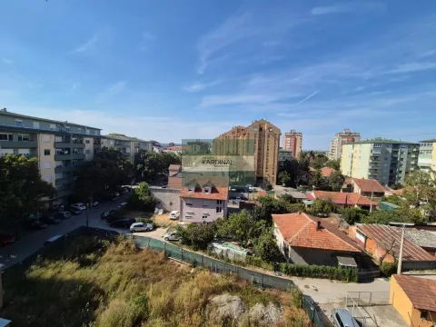Pogled sa prozora na okolne zgrade i naselje. - image 7