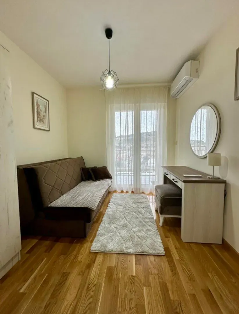 Izdavanje, dvosoban stan, 57m², Vezirov Most, Podgorica