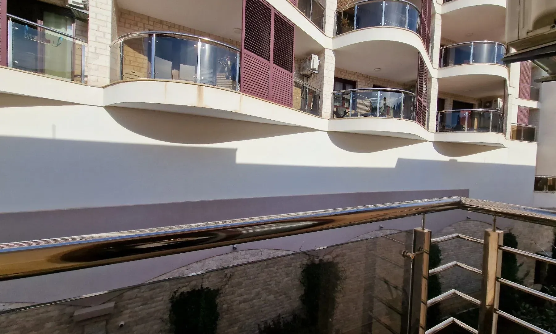 Izdavanje, jednosoban stan, 90m², Bečići, Budva