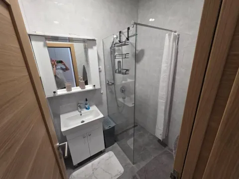 Moderne opremljeno kupatilo sa tuš kabinom i umivaonikom. - image 6