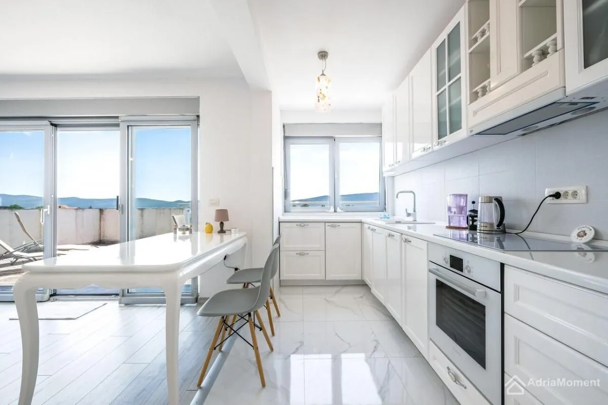 Prodaja, trosoban stan, 116m², Centar, Tivat