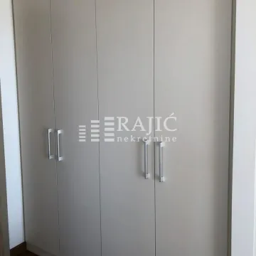 Built-in wardrobe in the bedroom. - image 9