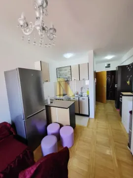 Manja kuhinja sa frižiderom i trpezarijskim elementima u stanu. - image 6