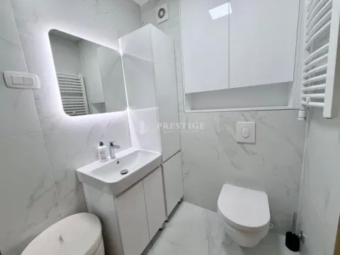 Moderno opremljeno kupatilo sa bijelim pločicama i ugradnim sanitarijama. - image 11