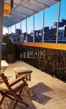 Furnished rooftop terrace with seating furniture and city view. - image 6