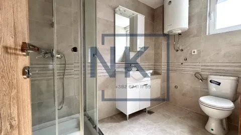 Moderno opremljeno kupatilo sa tuš kabinom, umivaonikom i wc šoljom. - image 6