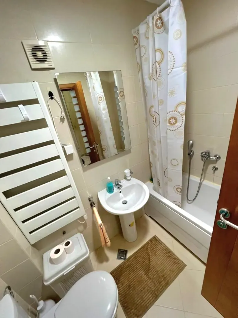 Manje kupatilo sa umivaonikom, kadom i WC šoljom.