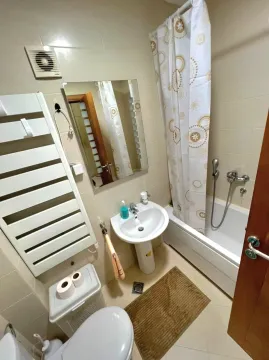 Manje kupatilo sa umivaonikom, kadom i WC šoljom. - image 9
