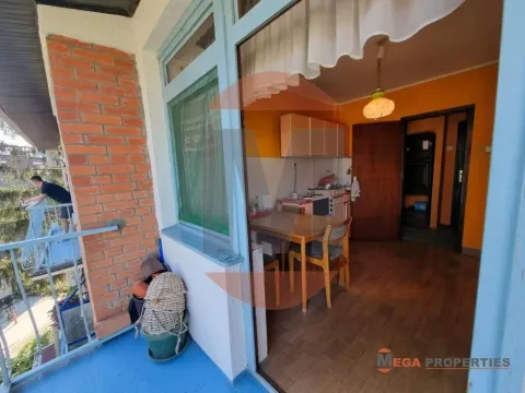 Pogled sa balkona na kuhinju i trpezariju u stanu. - image 11