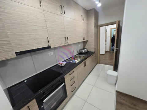 Moderna kuhinja sa drvenim elementima i ugradnim uređajima. - image 16