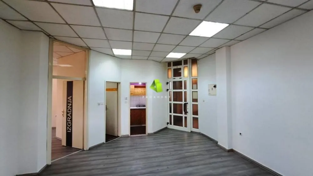 Izdavanje, poslovni prostor, 110m², Centar, Niš