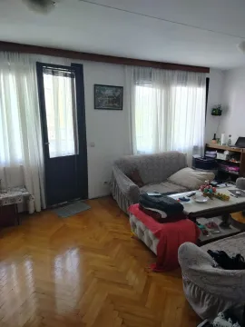 Svijetla dnevna soba sa parketom i izlazom na balkon. - image 3