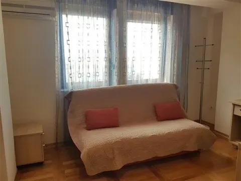 Jednostavna soba sa kaučem i svijetlim prozorima. - image 6